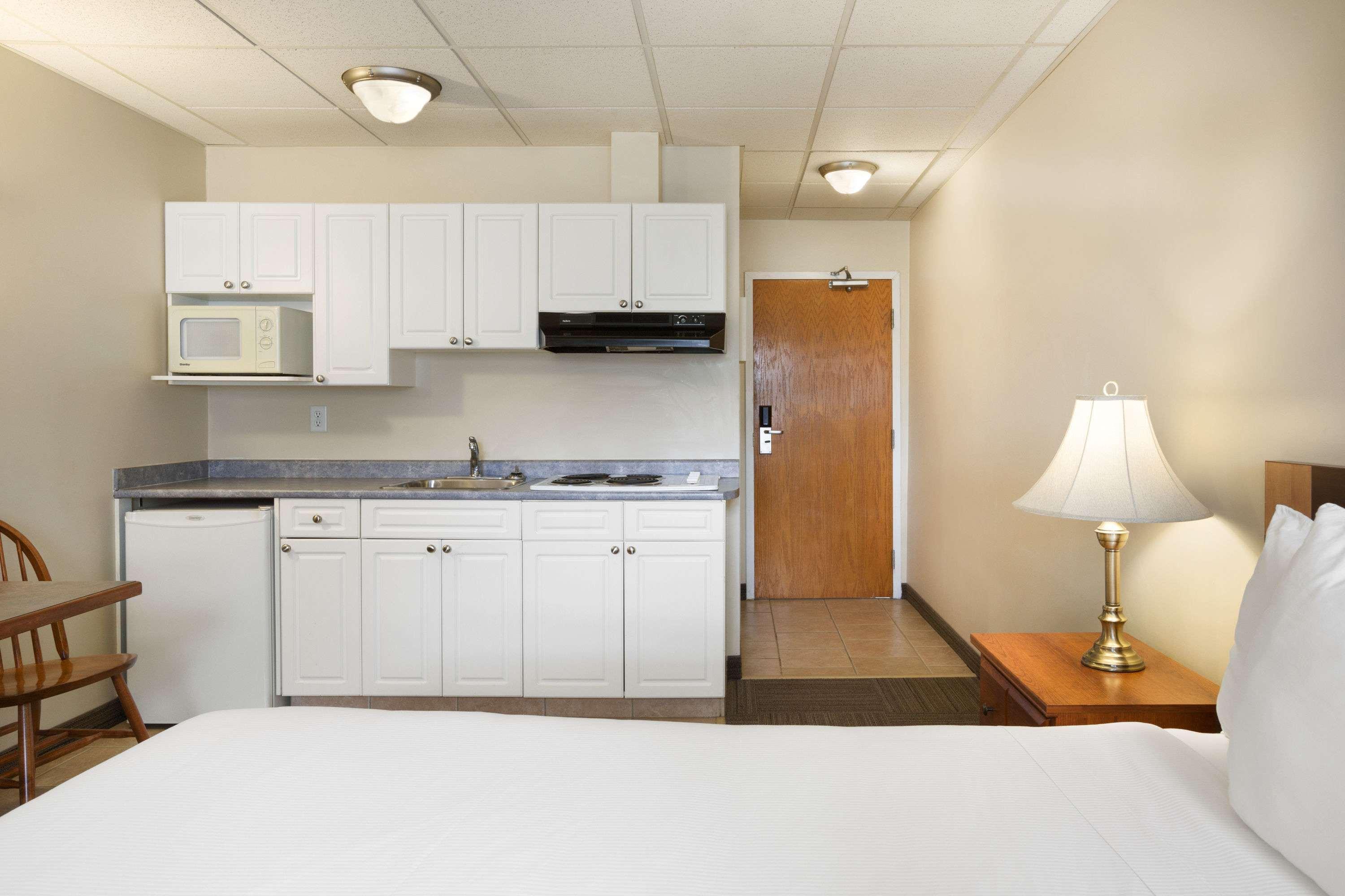 Days Inn By Wyndham Hinton Esterno foto