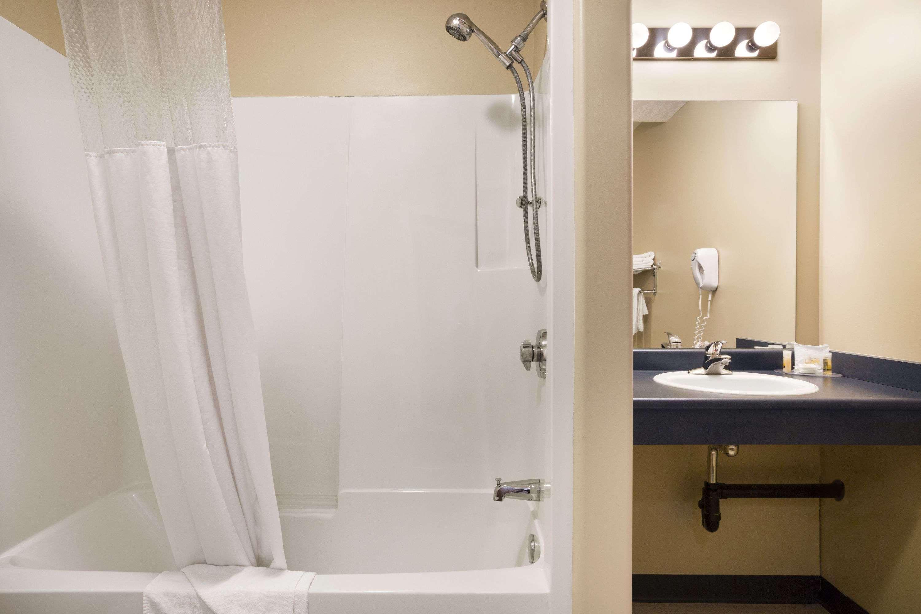 Days Inn By Wyndham Hinton Esterno foto