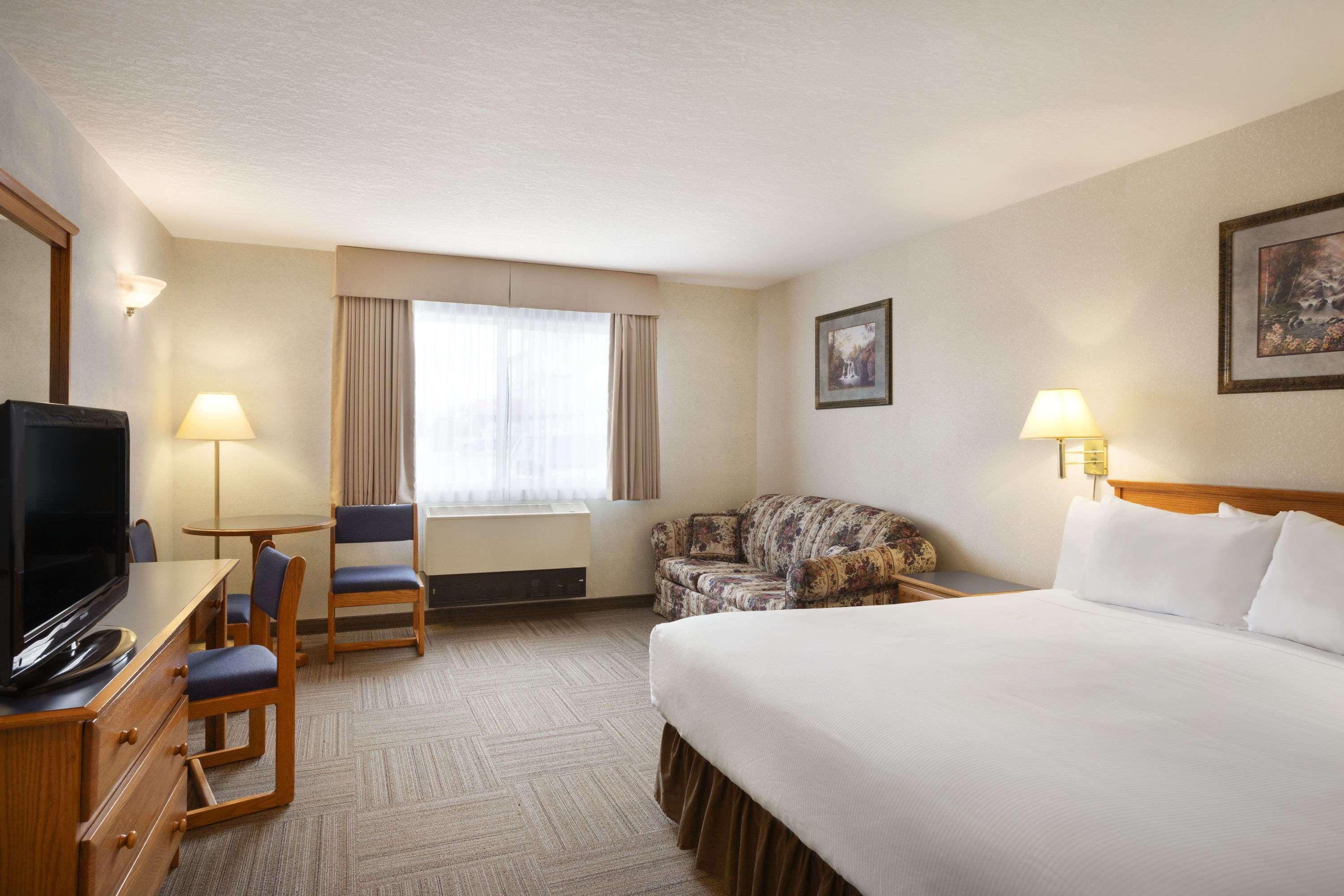 Days Inn By Wyndham Hinton Esterno foto
