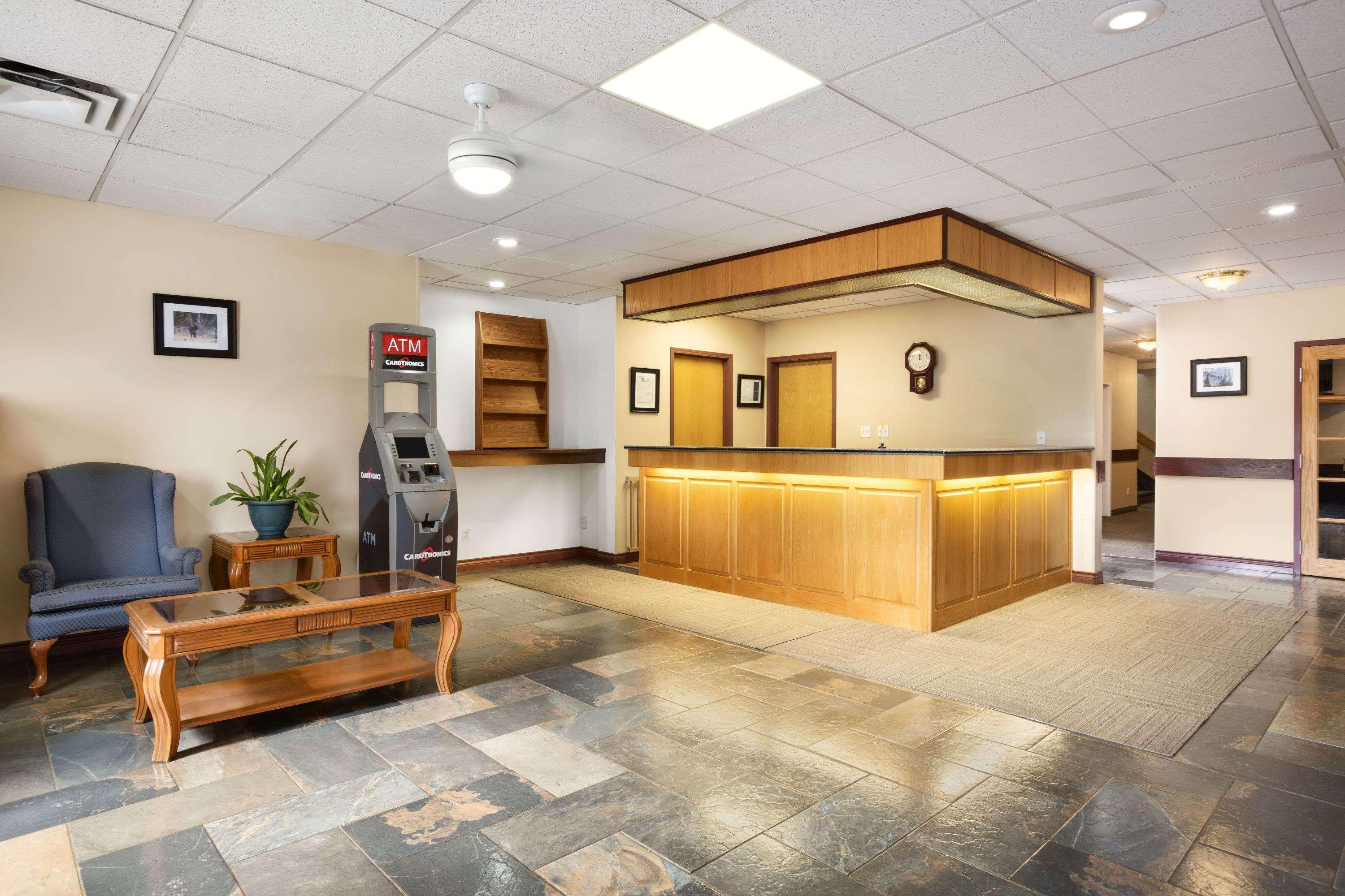 Days Inn By Wyndham Hinton Esterno foto