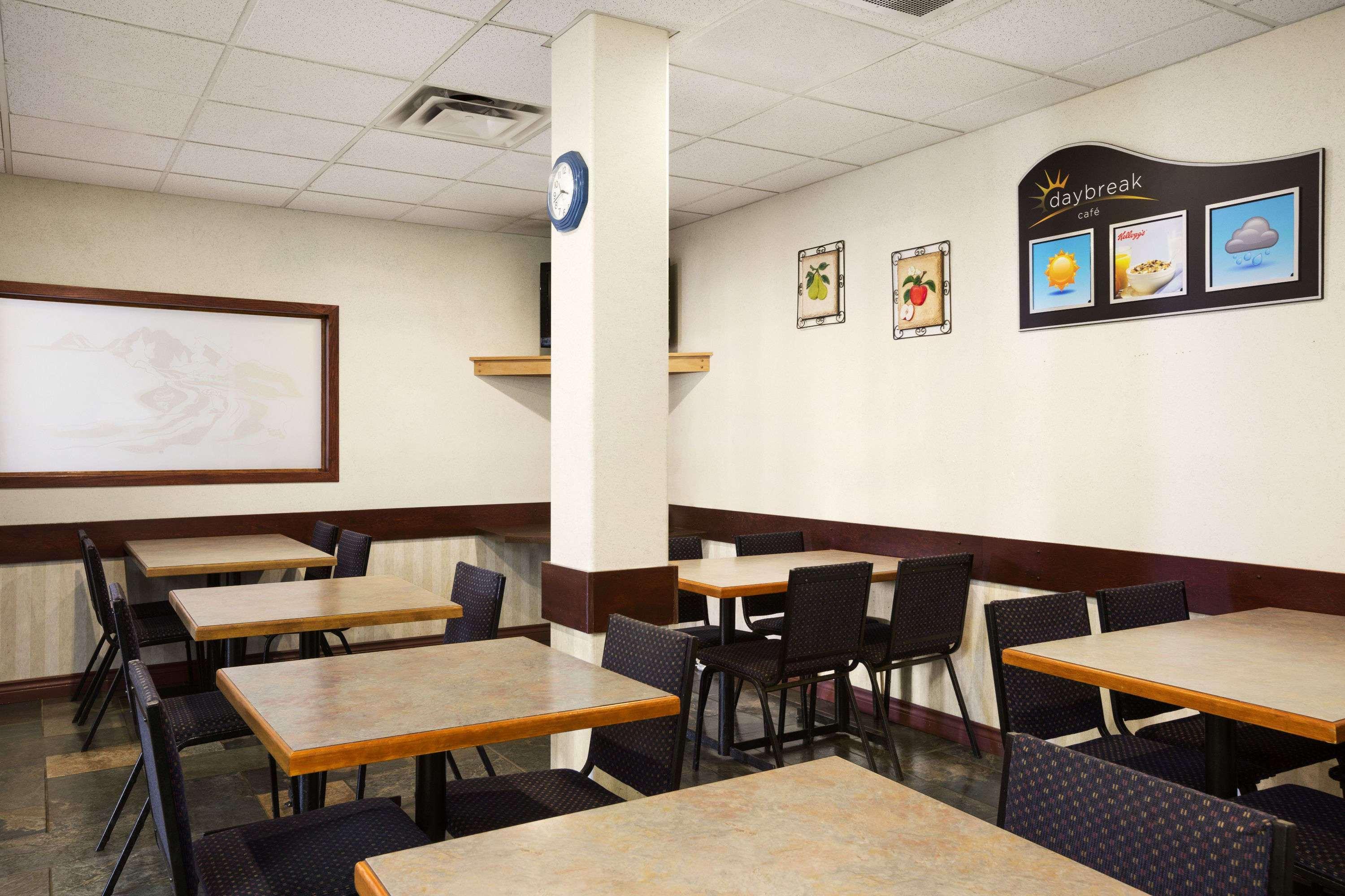 Days Inn By Wyndham Hinton Esterno foto