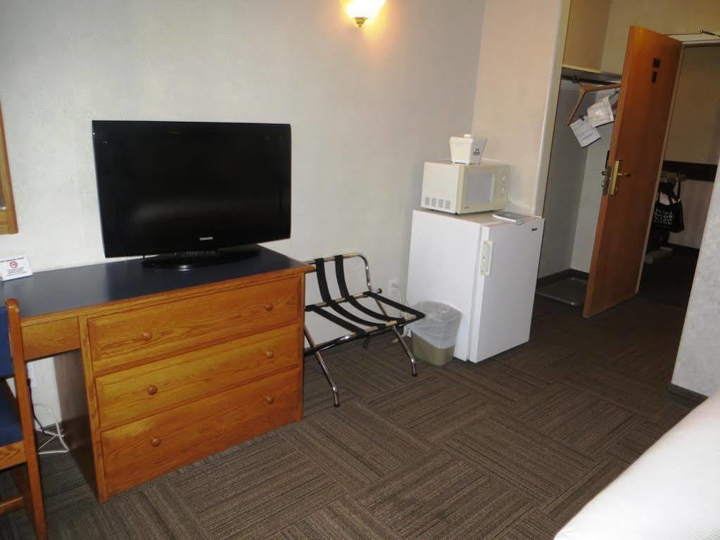 Days Inn By Wyndham Hinton Esterno foto
