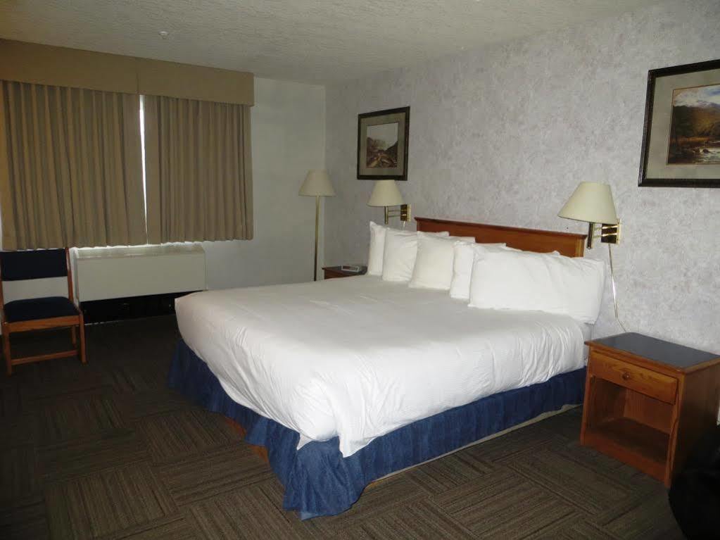 Days Inn By Wyndham Hinton Esterno foto