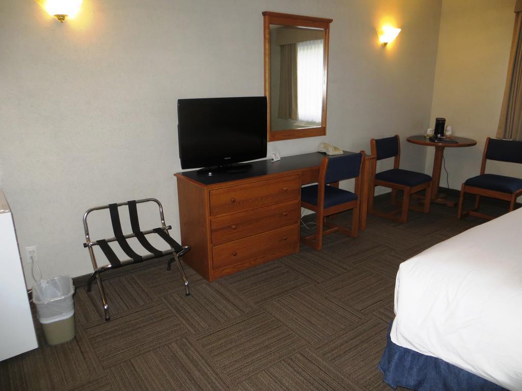 Days Inn By Wyndham Hinton Esterno foto